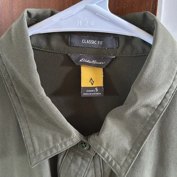 Fishing shirt, button up. Size small, classic fit, olive green - Picture 3 of 3